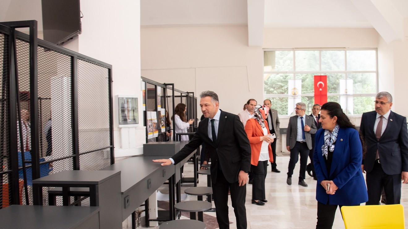 Rektör Aksoy, Fen Fakültesi laboratuvarlarını inceledi
